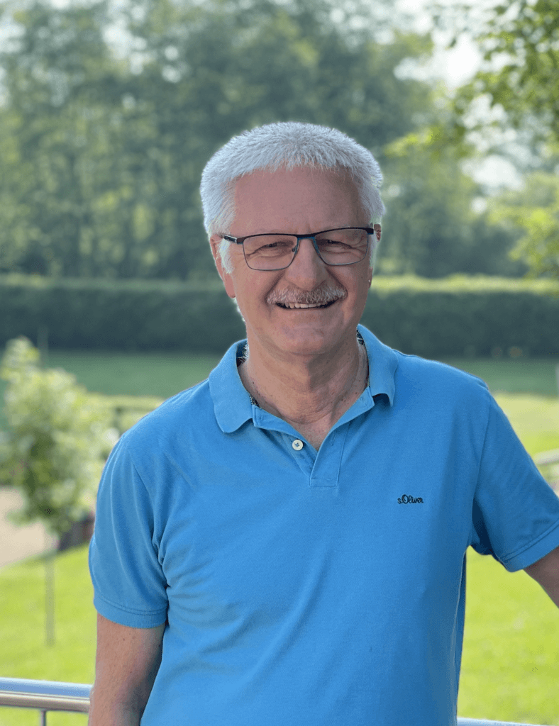 Armin König in einem blauen Poloshirt vor dem Freibad