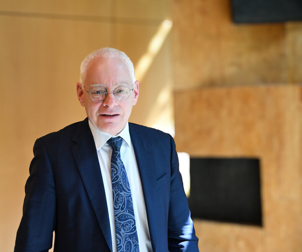 EinFoto mit dem saarländischen Wirtschaftsminister Jürgen Barke in einem Sitzungssaal